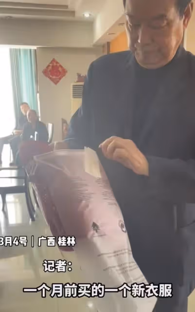劉三姐黃婉秋靈堂曝光,家人沉重悼念,丈夫手持遺物露笑容引爭議