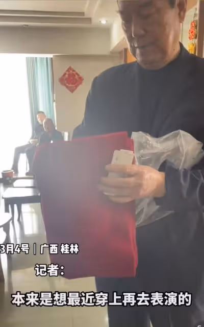 劉三姐黃婉秋靈堂曝光,家人沉重悼念,丈夫手持遺物露笑容引爭議
