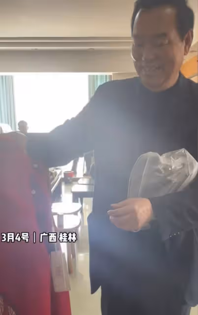 劉三姐黃婉秋靈堂曝光,家人沉重悼念,丈夫手持遺物露笑容引爭議