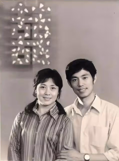 劉三姐黃婉秋靈堂曝光,家人沉重悼念,丈夫手持遺物露笑容引爭議