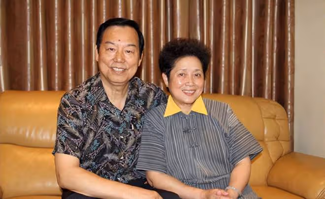 劉三姐黃婉秋靈堂曝光,家人沉重悼念,丈夫手持遺物露笑容引爭議