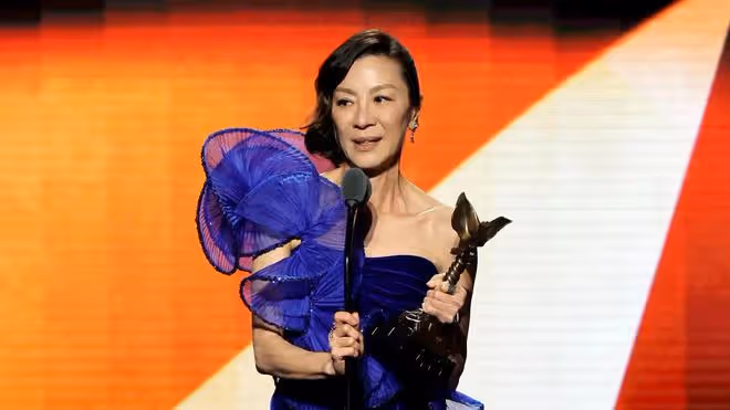 楊紫瓊擊敗緋聞女友凱特,獲美國電影最佳主角,又親又抱無懼非議