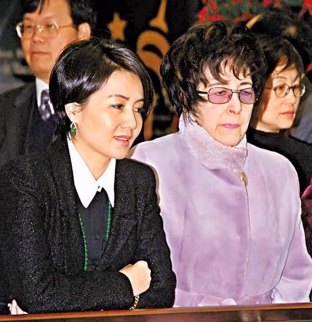 何婉鴻葬禮完成,墓位緊挨弟弟何鴻燊安葬,與家人的舊照公開