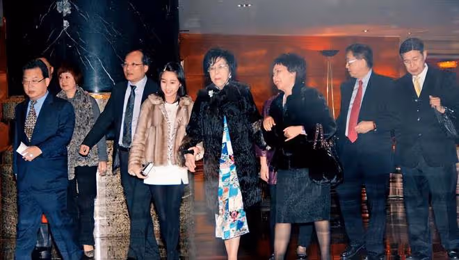 何婉鴻葬禮完成,墓位緊挨弟弟何鴻燊安葬,與家人的舊照公開