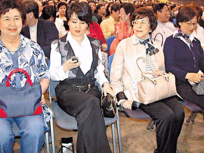 何婉鴻葬禮完成,墓位緊挨弟弟何鴻燊安葬,與家人的舊照公開