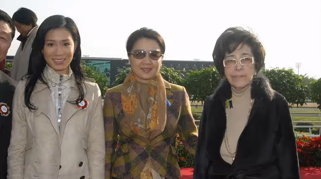 何婉鴻葬禮完成,墓位緊挨弟弟何鴻燊安葬,與家人的舊照公開