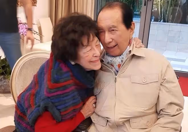 何婉鴻葬禮完成,墓位緊挨弟弟何鴻燊安葬,與家人的舊照公開