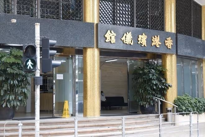 何婉鴻葬禮完成,墓位緊挨弟弟何鴻燊安葬,與家人的舊照公開