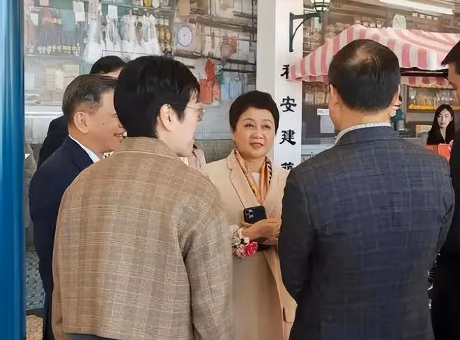 梁安琪送別姑媽何婉鴻之後,帶兒何猷亨一起出席電影開機儀式