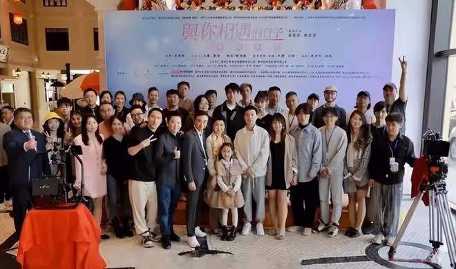 梁安琪送別姑媽何婉鴻之後,帶兒何猷亨一起出席電影開機儀式