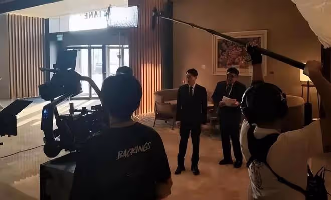梁安琪送別姑媽何婉鴻之後,帶兒何猷亨一起出席電影開機儀式