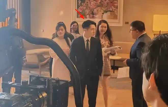 梁安琪送別姑媽何婉鴻之後,帶兒何猷亨一起出席電影開機儀式
