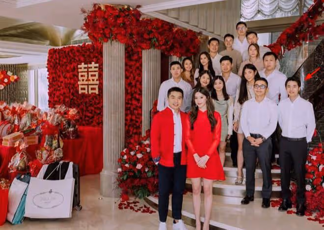 梁安琪送別姑媽何婉鴻之後,帶兒何猷亨一起出席電影開機儀式