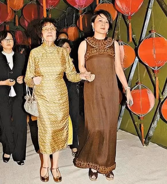 梁安琪送別姑媽何婉鴻之後,帶兒何猷亨一起出席電影開機儀式