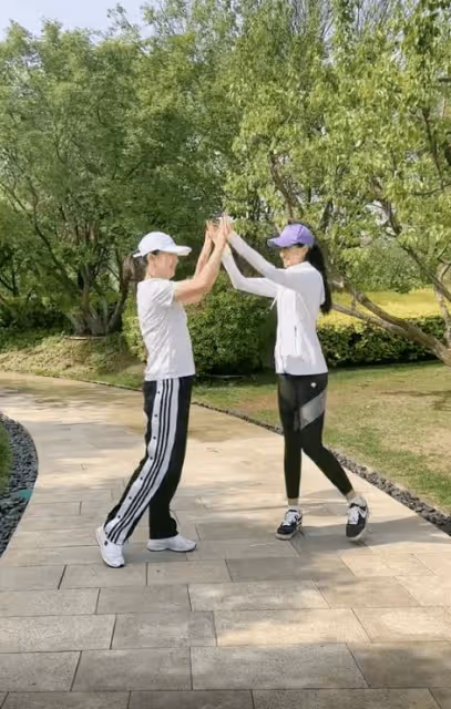 閆學晶帶兒媳婦室外跳操!兒媳穿緊身褲秀長腿,容顏姣好也是演員