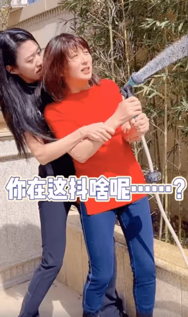 閆學晶帶兒媳婦室外跳操!兒媳穿緊身褲秀長腿,容顏姣好也是演員