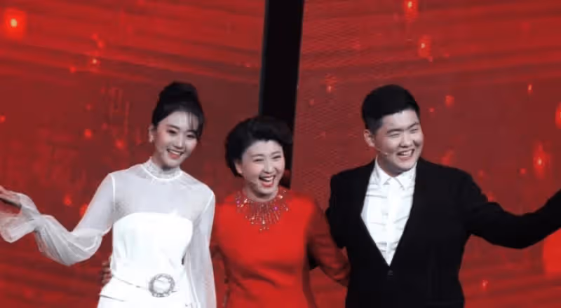 閆學晶帶兒媳婦室外跳操!兒媳穿緊身褲秀長腿,容顏姣好也是演員