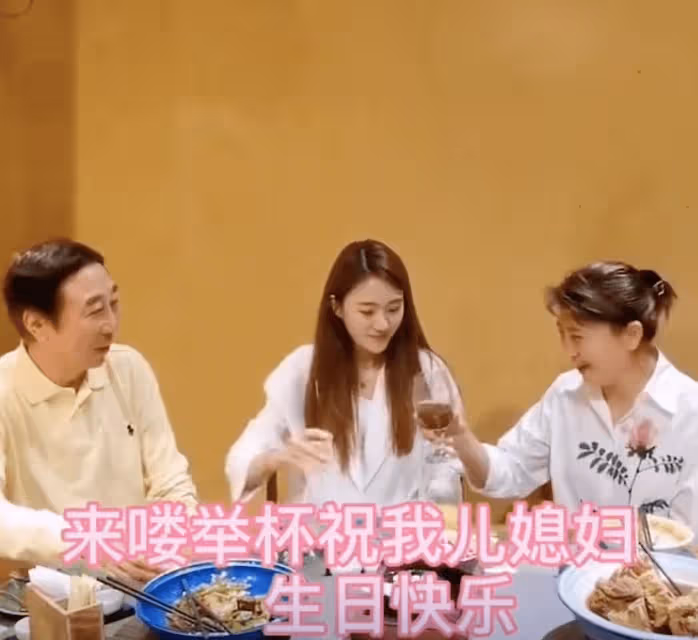 閆學晶帶兒媳婦室外跳操!兒媳穿緊身褲秀長腿,容顏姣好也是演員