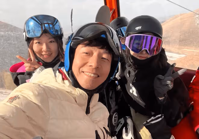 撒貝寧與尼格買提結伴滑雪，小撒與女粉絲燦笑合影，小尼鬍子拉碴