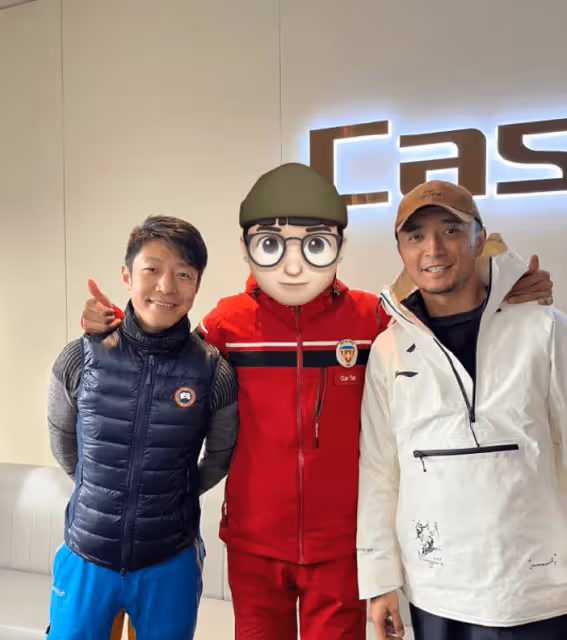 撒貝寧與尼格買提結伴滑雪，小撒與女粉絲燦笑合影，小尼鬍子拉碴