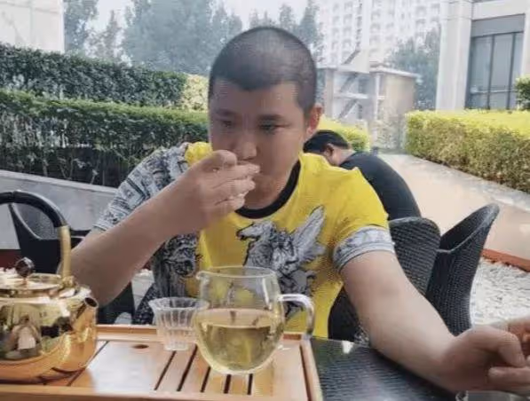 網紅二驢父親表態：支持兒子與女徒弟桐桐領證結婚！反遭粉絲嘲諷