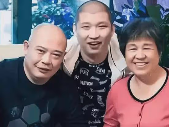 網紅二驢父親表態：支持兒子與女徒弟桐桐領證結婚！反遭粉絲嘲諷