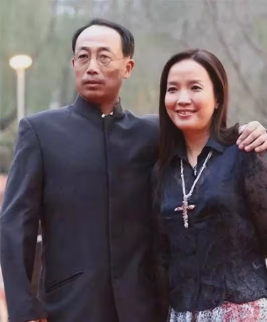 當事人發文為孫海英闢謠,曬豪車豪宅,稱他很有錢,過得相當滋潤