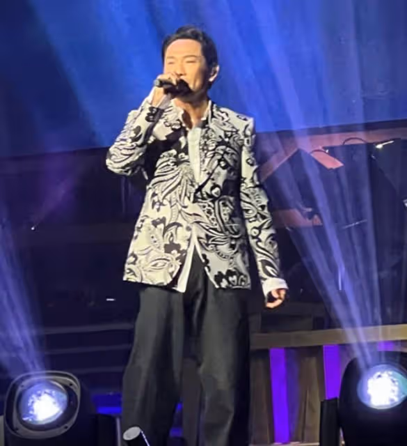 59歲呂方開演唱會！富婆妻子帶女兒現身支持，2歲女兒有表演欲