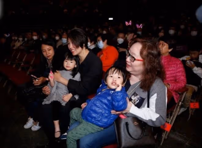 59歲呂方開演唱會!富婆妻子帶女兒現身支持,2歲女兒有表演欲