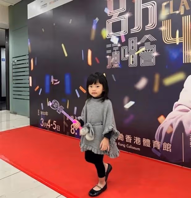59歲呂方開演唱會!富婆妻子帶女兒現身支持,2歲女兒有表演欲