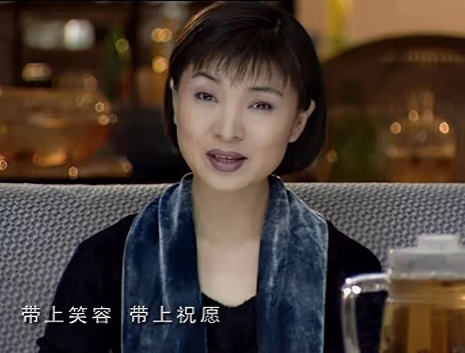 54歲陳紅不唱歌創業當老闆!臉僵鼻大眼睛怪異,網友直呼太嚇人