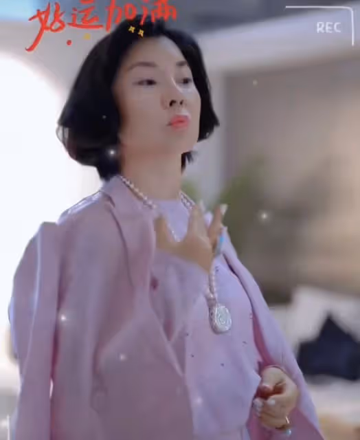 54歲陳紅不唱歌創業當老闆!臉僵鼻大眼睛怪異,網友直呼太嚇人
