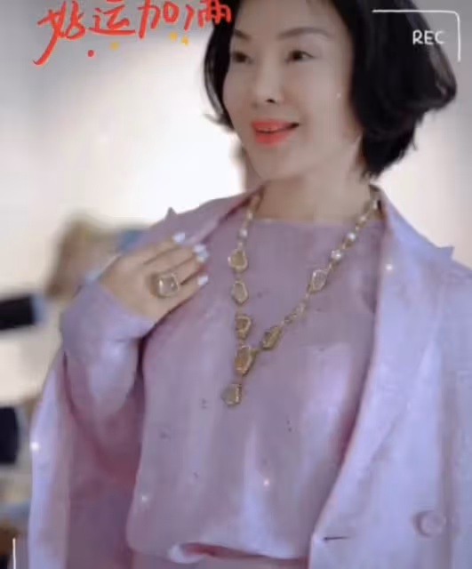 54歲陳紅不唱歌創業當老闆!臉僵鼻大眼睛怪異,網友直呼太嚇人