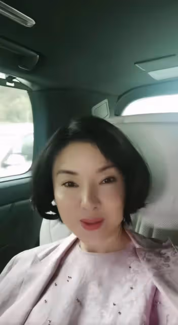 54歲陳紅不唱歌創業當老闆!臉僵鼻大眼睛怪異,網友直呼太嚇人