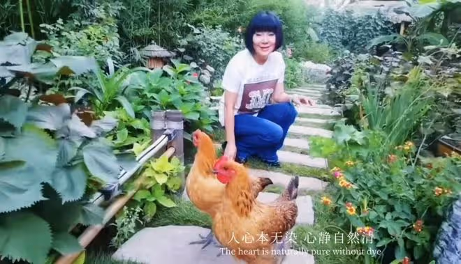 54歲陳紅不唱歌創業當老闆!臉僵鼻大眼睛怪異,網友直呼太嚇人