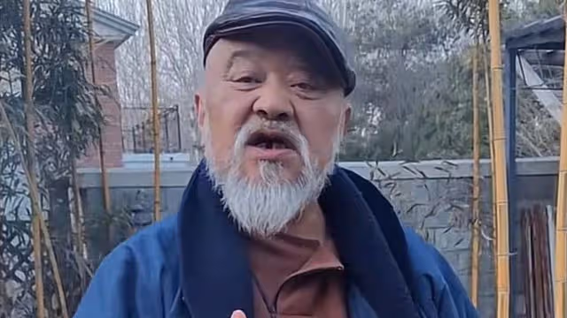 68歲李琦在北京擺攤賣烤串！鬍子拉碴不修邊幅，50元一串引熱議