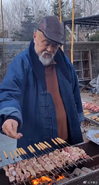 68歲李琦在北京擺攤賣烤串！鬍子拉碴不修邊幅，50元一串引熱議