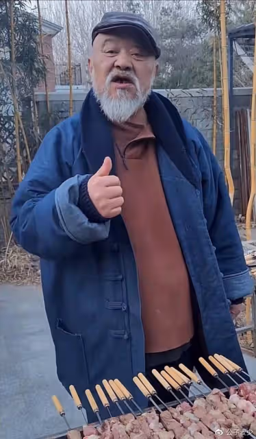 68歲李琦在北京擺攤賣烤串！鬍子拉碴不修邊幅，50元一串引熱議