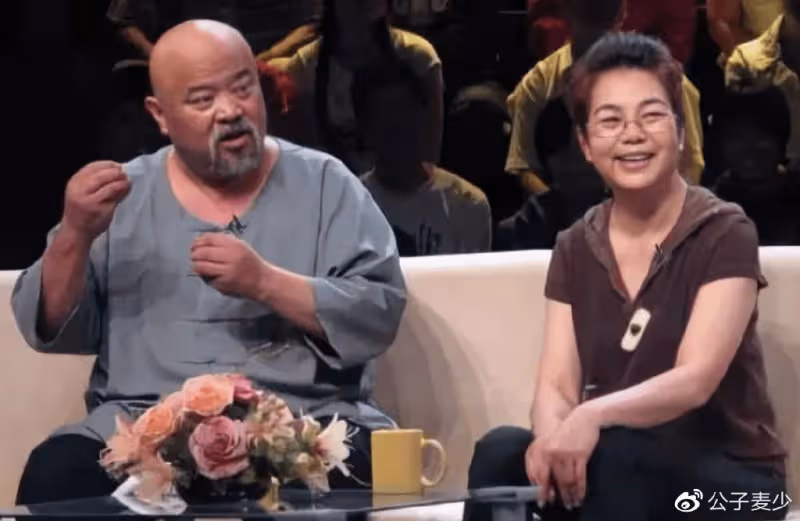68歲李琦在北京擺攤賣烤串！鬍子拉碴不修邊幅，50元一串引熱議