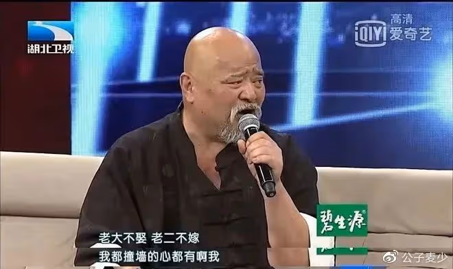 68歲李琦在北京擺攤賣烤串!鬍子拉碴不修邊幅,50元一串引熱議