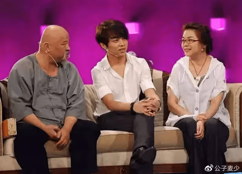 68歲李琦在北京擺攤賣烤串!鬍子拉碴不修邊幅,50元一串引熱議