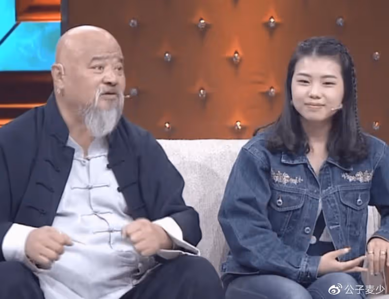 68歲李琦在北京擺攤賣烤串!鬍子拉碴不修邊幅,50元一串引熱議