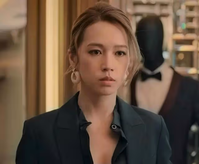 TVB知名女星主動加非禮戲！插足人夫婚姻，與中年男子在車上激吻