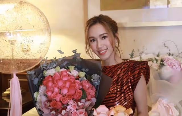 TVB知名女星主動加非禮戲!插足人夫婚姻,與中年男子在車上激吻