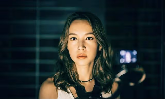 TVB知名女星主動加非禮戲!插足人夫婚姻,與中年男子在車上激吻