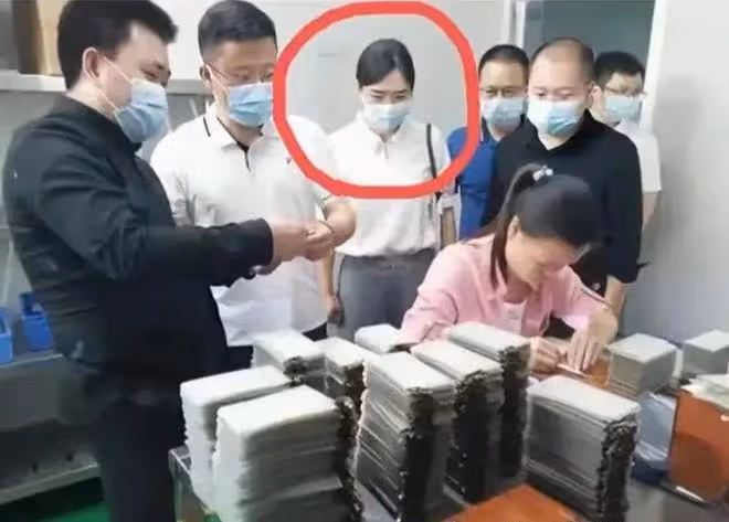 某教授揭秘李秋平猥褻過程:酒後唱歌想摟腰,遭拒絕,強行親了臉