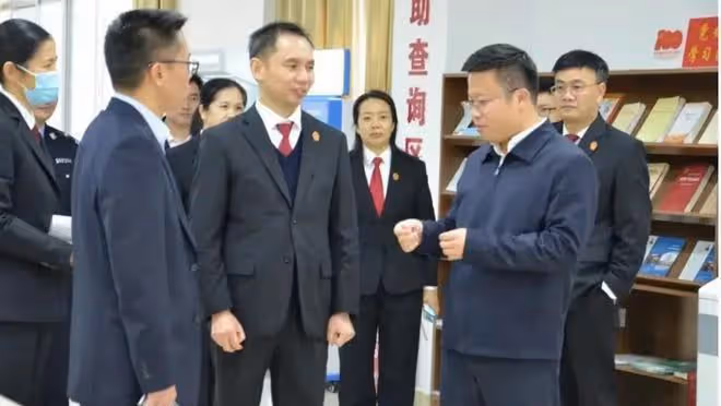 某教授揭秘李秋平猥褻過程:酒後唱歌想摟腰,遭拒絕,強行親了臉