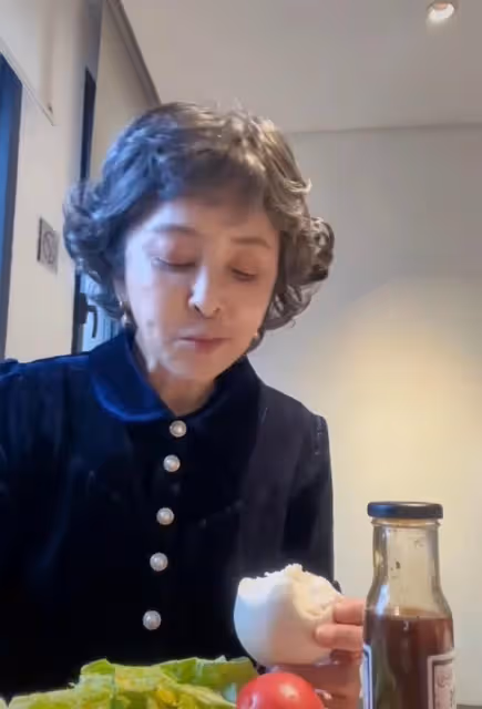 59歲李勤勤老年生活太拮据,干吃饅頭配生菜,大口咀嚼被噎引熱議