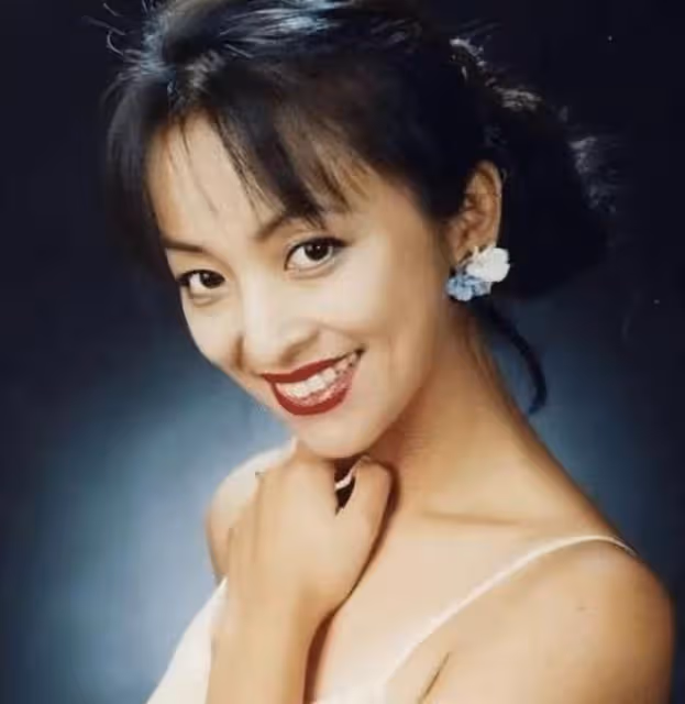 59歲李勤勤老年生活太拮据,干吃饅頭配生菜,大口咀嚼被噎引熱議
