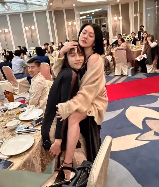 小S女兒封面照被群嘲,罵上熱搜,熱巴曬美背細腰,力破懷孕傳聞